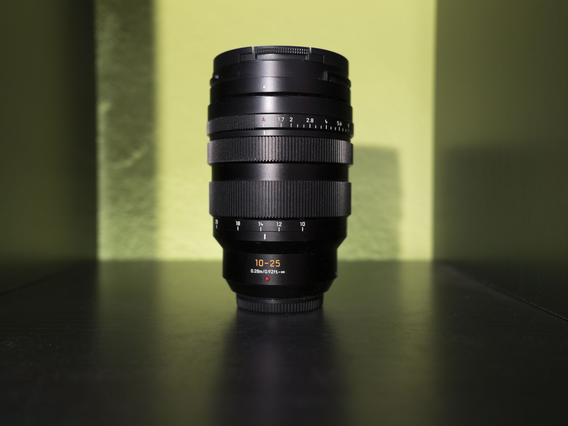 PANASONIC LEICA DG VARIO-SUMMILUX 10-25 MM F 1.7 UNO ZOOM O 5 FISSI ?